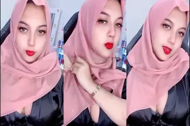 Mendesah Ngilu Pamer Belahan Toket Mantap